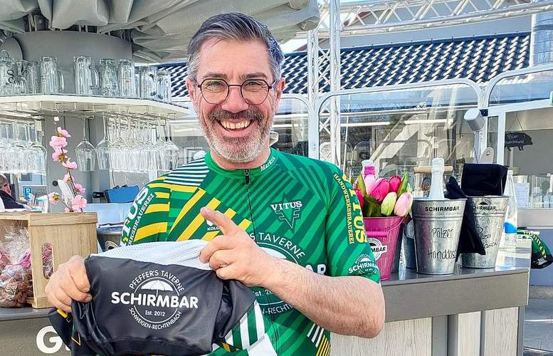 Der Team-Sponsor Bernd Pfeffer von der Schirmbar in Schweigen schickt seine eigene Rennrad-Mannschaft ins Rennen am morgigen Samstag am Deutschen Weintor in Schweigen. Foto. PR. Frei. 