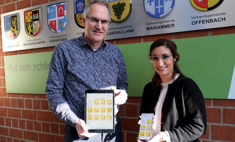 Landrat Dietmar Seefeldt und SÜW-Integrationsbeauftragte Sihame Hlubek stellen die Integreat-App vor. Foto. KV. SÜW. Frei. 