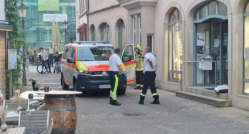 Das DRK stand Gewehr bei Fuß, um den Mann in einen Krankentransportwagen zu versorgen und ins Krankenhaus zu bringen. Foto. rw. 
