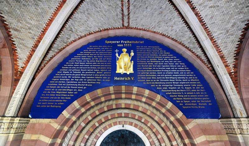 Nachbildung der Privilegieninschrift über dem Hauptportal des Doms anlässlich des Salierjahres 2011. Foto. Domkapitel SP. Klaus Landry.
