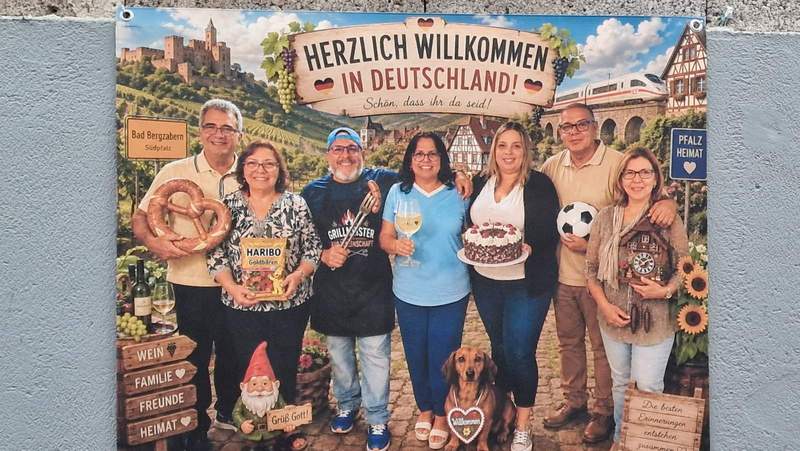 Sieben Familien-Mitglieder, alle mittlerweile in Miami, Florida, USA, heimisch, auf einem Fantasie-Foto verewigt. Foto. rw. 