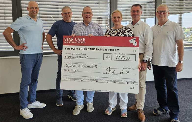 Freuen sich über die Unterstützung für die Jugendhilfe. Von links. Landrat Martin Brandl, Bernhard Würtz (Teamleitung Jugendbildung), Volker Hensel (Vorstandsmitglied Star Care e.V.), Denise Hartmann-Mohr (Kreisjugendamtsleitung), Erster Kreisbeigeordneter Christoph Buttweiler und Kai Hoffmeister (Vorstandsmitglied Star Care e.V.). Foto. KV. GER. Sey. Frei.