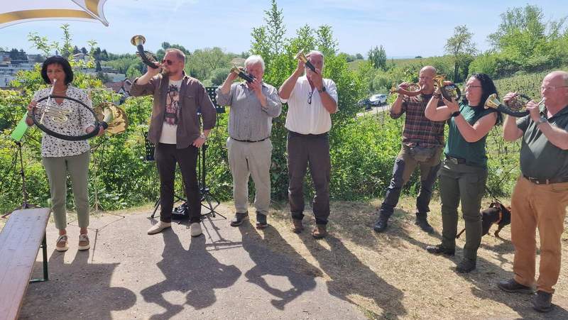 Die Kreis-Jagdhornbläser begrüßen zur Feierstunde der Böhämmer auf dem Wonneberg am heutigen Samstagvormittag. Foto. rw. 