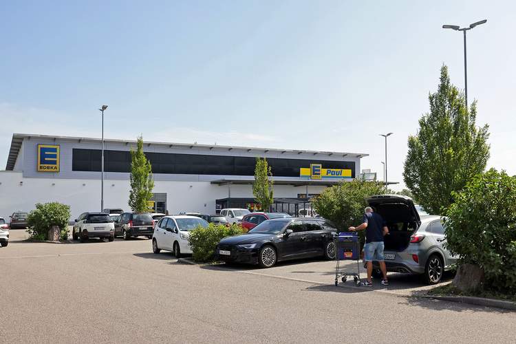 In der heutigen Freitagnacht verschafften sich Einbrecher Zugang zum Supermarkt in Appenhofen, in dem sie mit einem Gully-Deckel die Scheibe einer Tür einschlugen. Foto. Norman Krauß. 