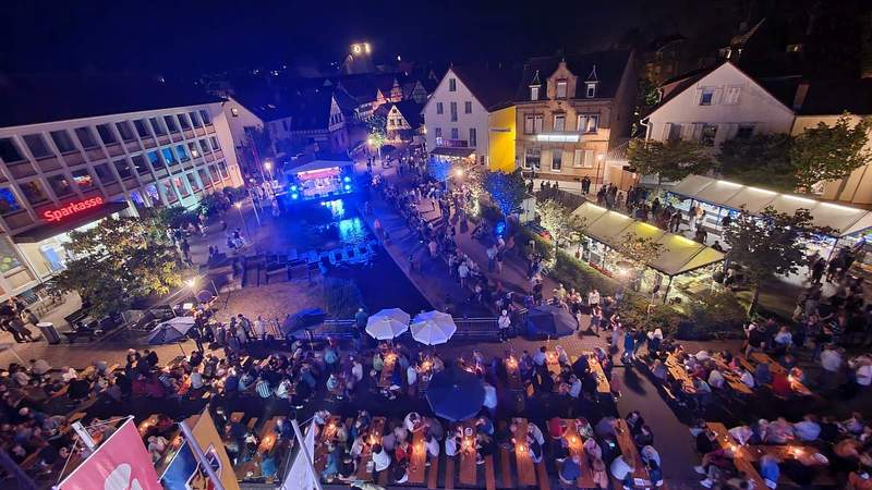 Das stimmungsvolle Festgelände vor dem Rathaus der Verbandsgemeinde. Foto. VG. Annweiler. Frei.