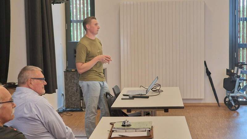 Landwirt Jonas Jung steht Rede und Antwort in der Bürgerversammlung. Links Ortsbürgermeister Horbach. Foto. rw. 
