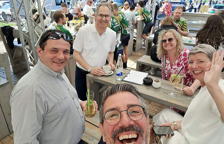 Sie schauen vorbei beim Premieren-Rennstall-Betreiber, em Pfeffers Bernd vun de Schirmbar in Schweigen (vorne, strahlend wie immer). Von links. Altenstadts Bürgermeister Fabien Kast, SÜW-Landrat Dietmar Seefeldt, Schweigen-Rechtenbachs Ortsbürgermeisterin Sabine Bentz und die Stadtbürgermeisterin de Wissembourg, Sandra-Fischer-Junck. Im Hintergrund die müden Recken des Rad-Teams vum Pfeffers Bernd. Später mehr zu ihrem 50-km-Ritt.