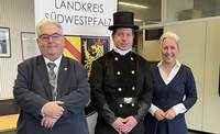 Landrätin Dr. Susanne Ganster mit Patrick Pierrot (Mitte) und Thomas Latzko. Foto. KV. SWP. Pressefrei.