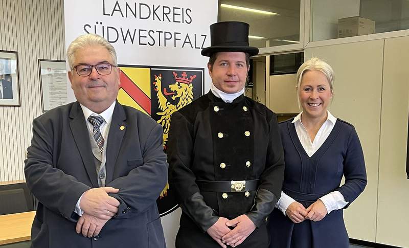 Landrätin Dr. Susanne Ganster mit Patrick Pierrot (Mitte) und Thomas Latzko. Foto. KV. SWP. Pressefrei.