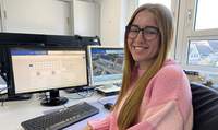 Maria Gries vor dem aktualisierten Portal der Vereinsdatenbank der VG Annweiler an Ihrem Arbeitsplatz. Foto. VG. Frei. 