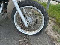 Platten eingefangen. Über Lenkstange geflogen. Ein Motorradfahrer auf der B 10 bei LD. 