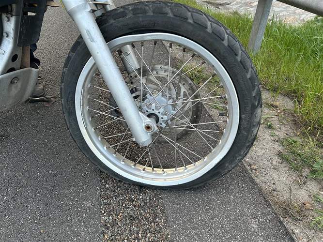 Platten eingefangen. Über Lenkstange geflogen. Ein Motorradfahrer auf der B 10 bei LD. 