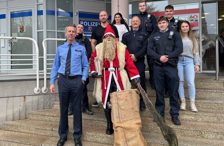 Der Nikolaus. Zu Besuch bei der Polizeiinspektion in BZA am heutigen Freitagvormittag in BZA. 