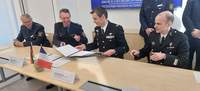 Am gestrigen Dienstag unterzeichneten Général Gwendal Durand, Leiter des Groupement de Gendarmerie départementale du Bas-Rhin, Rémi Marconot, Leiter der Compagnie de Gendarmerie de Wissembourg, der Behördenleiter des Polizeipräsidiums Rheinpfalz, Andreas Sarter und der Leiter der Polizeidirektion LD, Jürgen Traub, bei einer kleinen Feierstunde in LD die Erneuerung ihrer grenzüberschreitenden Zusammenarbeit. 