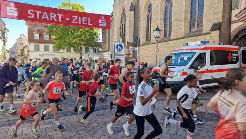 Kurz nach 11 Uhr am heutigen Samstag. Start des Sponsorenlaufes mit Start und Ziel Marktplatz. Zuerst gingen Kinder und Jugendliche ins Rennen. Ihnen folgten ...