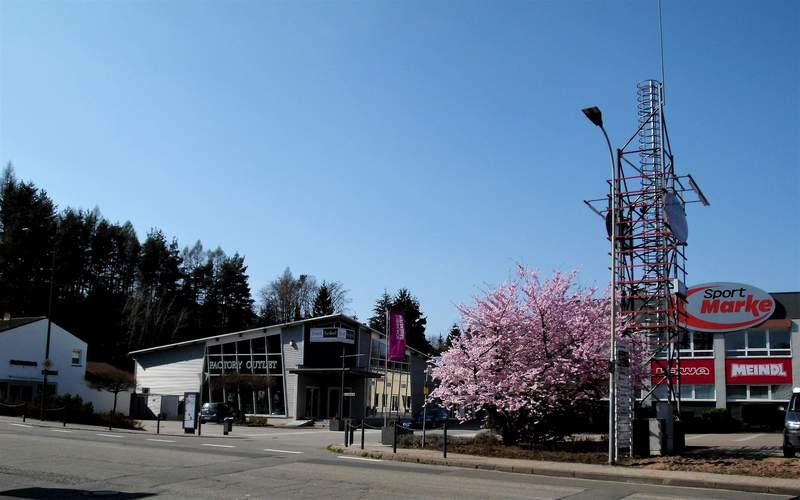 Blick in die Schuhmeile Hauenstein (Ausschnitt) zur Zeit der (in wenigen Tagen wieder beginnenden) Kirschblüte. Foto. W. G. Stähle.