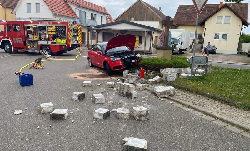 Betrunken und unter Drogen in Wörth mit dem Auto in eine Mauer gekracht. Passiert am Dienstagabend. 