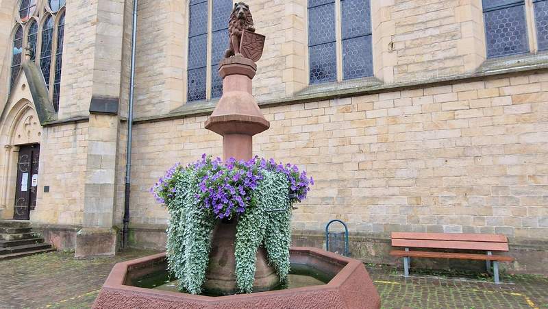 Hübsch anzuschauen. Der beblumte Marktbrunnen in BZA. Foto. rw. 
