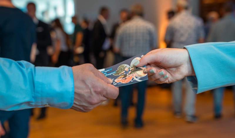 Mit der Glücksbringer-Code-Karte Spendengelder aus dem Topf der VR-Bank-SÜW-Wasgau sammeln. Foto. VR-Bank. Frei. 