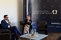 OB Thomas Hirsch und Moderatorin Janine Arendt auf dem Podium bei den Südwestdeutschen Medientagen. Foto. Stadt. LD. Frei.