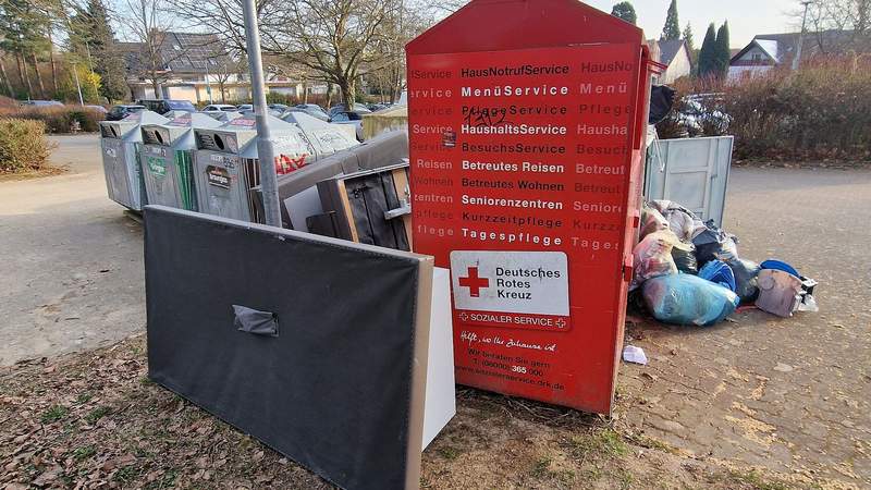 Ein ganzes Wohnzimmer wurde an den Containern auf dem P-Platz in der Friedrich-Ebert-Straße unterhalb des Rebmeer-Bades in BZA entsorgt. Foto. rw.