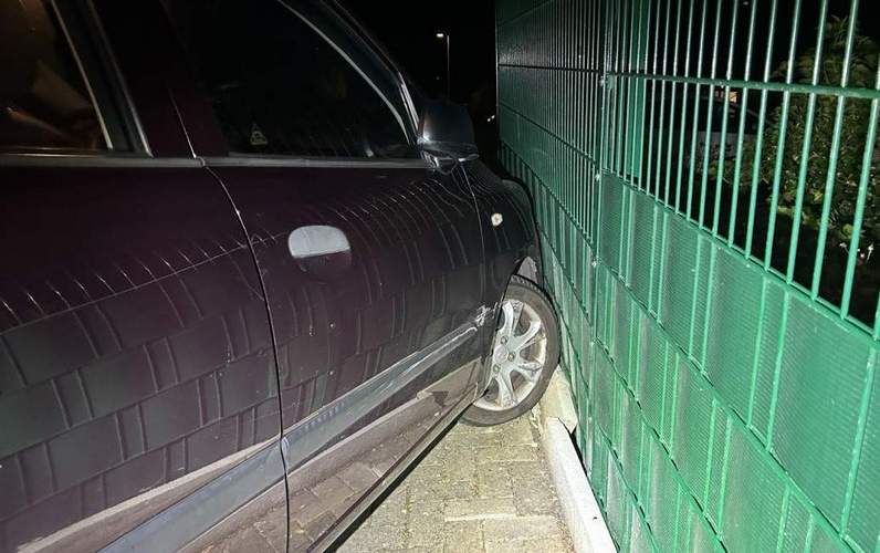 Eine trunkene Autofahrerin ist in Annweiler erst gegen einen geparkten Wagen gefahren, danach an einen Gartenzaun. 