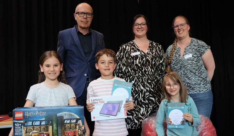 Die ersten drei Gewinner des Lesesommers gemeinsam mit OB Dominik Geißler, Magdalena Schlosser (r.) und Marie Hommel bei der Preisverleihung in der Stadtbibliothek. Foto. Stadt. LD. Frei. 