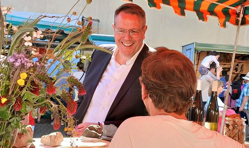 Ministerpräsident Alexander Schweitzer ist für Themen offen. Hier plaudernd mit einem Jungwinzer auf dem Bauernmarkt im in seinem Wahlkreis gelegenen BZA, den er ohne Vorankündigung und so ohne Medientross besuchte. Foto. W. G. Stähle. 