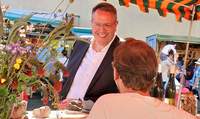 Ministerpräsident Alexander Schweitzer ist für Themen offen. Hier plaudernd mit einem Jungwinzer auf dem Bauernmarkt im in seinem Wahlkreis gelegenen BZA, den er ohne Vorankündigung und so ohne Medientross besuchte. Foto. W. G. Stähle. 