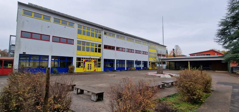 Die Böhämmer-Grundschule. Der Erweiterungsbau soll an die Stelle, wo jetzt die überdachte Pausenhof-Halle steht. Übrigens. Der Abriss wird aufgrund von Verzögerungen nicht in den Herbstferien stattfinden, sondern erst später im laufenden Schulbetrieb, wie Bürgermeisterin Kathrin Flory den VG-Rat BZA informierte. Foto. rw. 