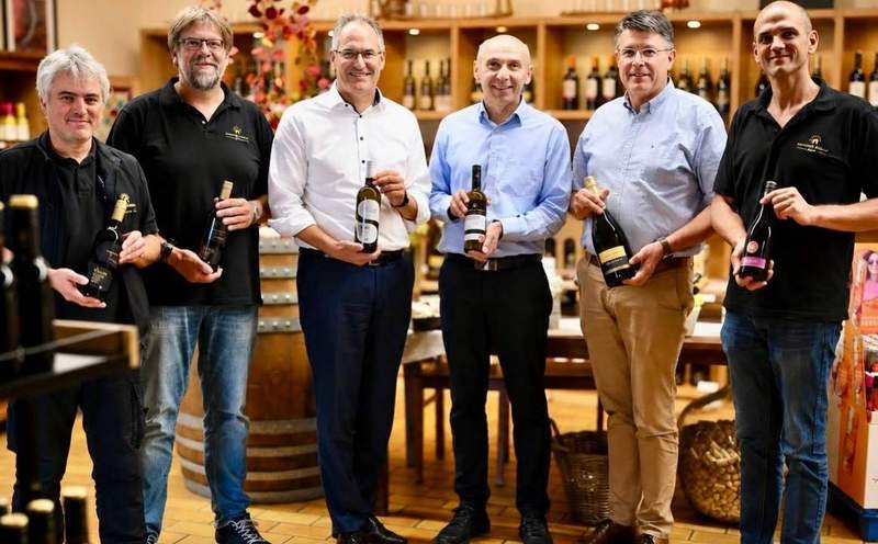 Beim traditionellen Weinlesegespräch bei der Genossenschaft Deutsches Weintor tauschten sich Vertreter der Genossenschaft mit Landrat Dietmar Seefeldt und Bürgermeister Torsten Blank über die aktuelle Weinlese, die Aussichten für den neuen Jahrgang und die Herausforderungen am Weinmarkt aus. Foto. Deutsches Weintor. Pressefrei. 