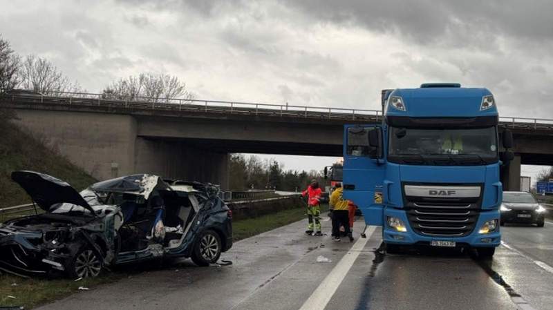 Auf der A 61 ist am Mittwoch am AK LU ein Tiguan-Fahrer ungebremst in ein Stauende in einen Lkw gekracht und wurde schwer verletzt. 