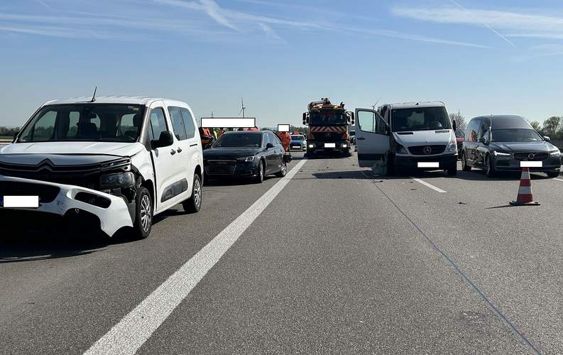 Auffahrunfall auf der A 65 bei Haßloch mit vier beteiligten Fahrzeugen. 