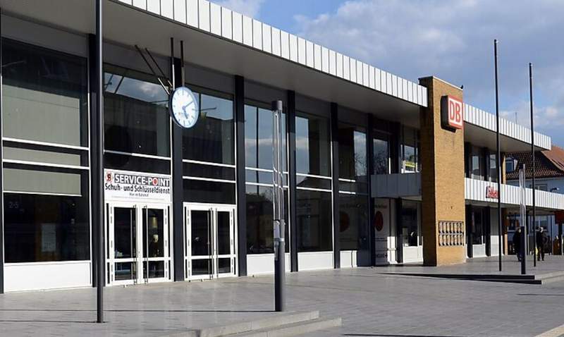 Auch in Zukunft wird es im LDer Bahnhof einen Ticketschalt mit Personal geben. 
