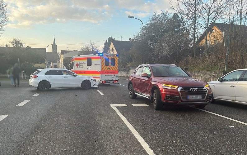 Am gestrigen Dienstag hat eine Autofahrerin in Essingen die Vorfahrt eines anderen Wagen missachtet. Schaden. 20.000 Euro.