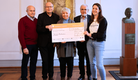 Bei der Übergabe im Rathaus nahmen Waltraud und Wolfgang Kappes, Dr. Michael Zumpe, Vorsitzender der Genossenschaft Haus zum Maulbeerbaum, sowie Dr. Peter Burkhart, Vorsitzender des Vereins der Freunde des Hauses zum Maulbeerbaum, jetzt den symbolischen Scheck entgegen. Foto. Stadt. LD. Frei. 