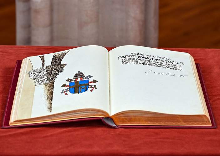 Das Goldene Buch des Domes zu SP. Es trägt auch den Namen des Pontifex Johannes Paul II. Foto. Klaus Landry. Frei.