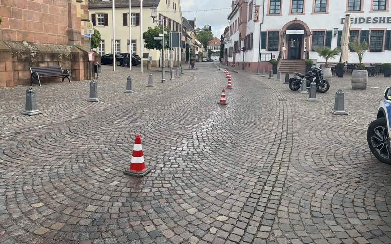 Am heutigen Mittwochmorgen sind ein Fahrrad- und ein Motorradfahrer auf einer Ölspur in Deidesheim ausgerutscht und gestürzt. 