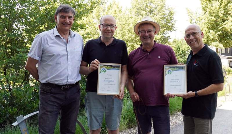 Auf den beiden Touren „Felsenwald“ und „Hexenklamm“ wird weiterhin auf Premium-Niveau gewandert. Darüber freuen sich (von links) Stadtmarketing-Chef Rolf Schlicher, Wegepate Arno Breihof, Manuel Andrack vom Deutschen Wanderinstitut und Stadtmarketing-Mitarbeiter Götz Krämer bei der Urkundenübergabe. Foto. Stadt. PS. Julia Göttmann. Frei. 