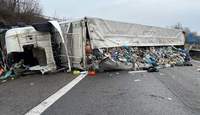 Ein mit Hausmüll voll beladener Lkw ist am heutigen Dienstagmorgen auf der A 65 bei LD umgekippt. 