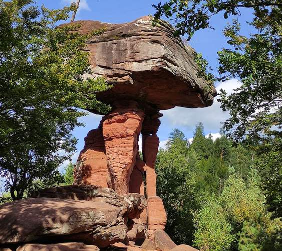 Die markante Felsformation Teufelstisch (12,5 Meter hoch, 312 m ü. NN), Anziehungspunkt und Aushängeschild der Gemeinde Hinterweidenthal sowie der Südwestpfalz. | Foto. W. G. Stähle.