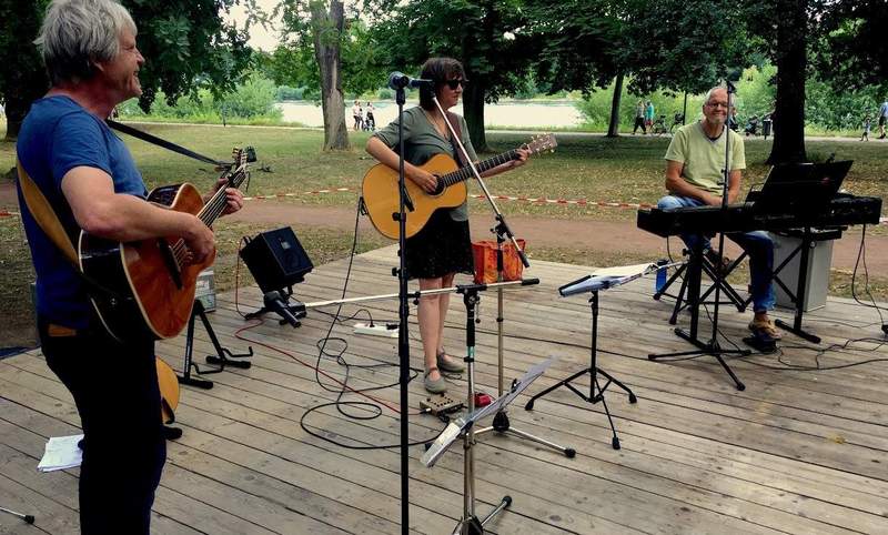 Das Trio Reinig, Braun & Böhm sorgt beim zweiten Sonntagskonzert am morgigen Sonntag, 11 Uhr, im Goethe-Park für den musikalischen Part. Foto. Peter Braun. Pressfrei. 