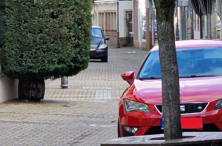 Über Stunden parkende Autos in der FuZo in BZA ... Foto. rw.