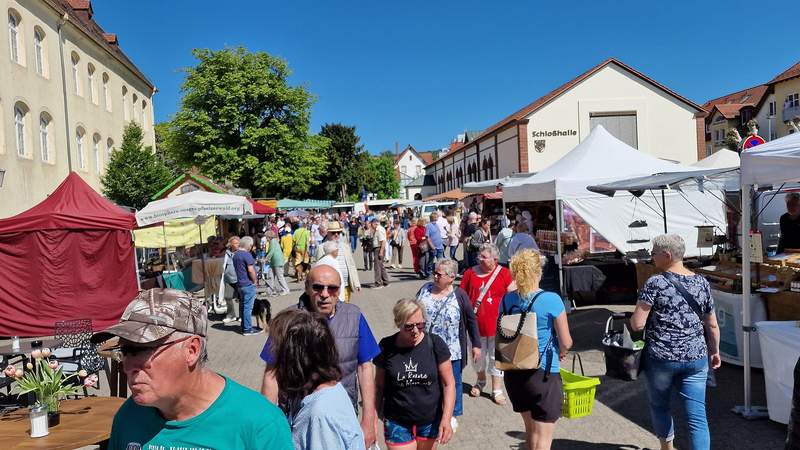 Schon vor der offiziellen Eröffnung um 11 Uhr war auf dem Schloss-P-Platz schon jede Menge Betrieb.