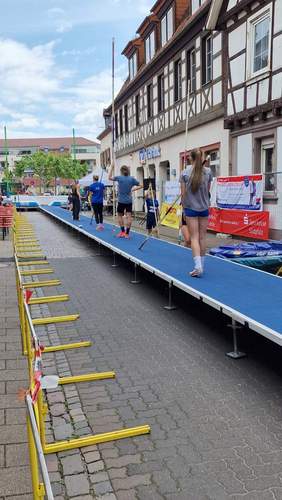 Warm machen auf dem Laufsteg vor dem Schloss in BZA kurz vor 12 Uhr am heutigen Donnerstag. Foto. rw. 