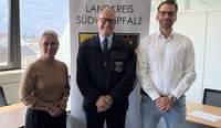 Landrätin Dr. Susanne Ganster mit Dennis Zick und Christoph Kästner. 