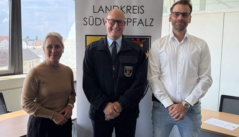 Landrätin Dr. Susanne Ganster mit Dennis Zick und Christoph Kästner. 