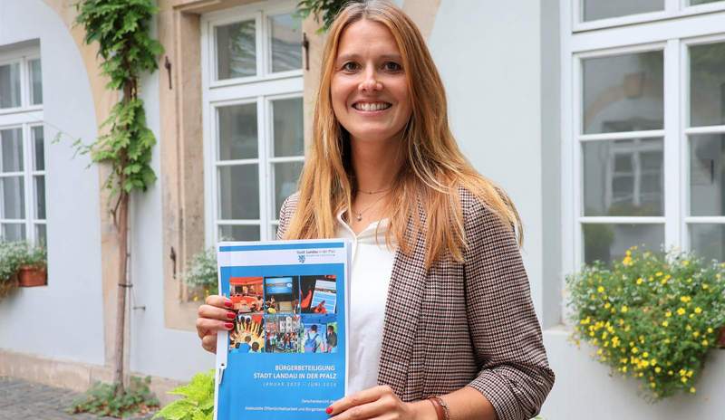 Bürgerbeteiligungsbeauftragte Franziska Ritter präsentiert den aktuellen Zwischenbericht und zeigt, was sich bei der Bürgerbeteiligung in LD von Januar 2023 bis Juni 2026 getan hat. Foto. Stadt. LD. Frei. 
