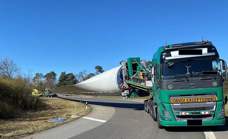 Erst als die Autobahnmeisterei im Laufe des Dienstages das Buschwerk zurückgeschnitten hatte, bekam der Schwertransport im wahrsten Sinne des Wortes die Kurve. 