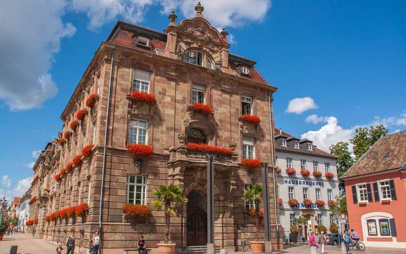 Das Stadthaus gegenüber dem Dom ist der Sitz der OBin Stefanie Seiler und obersten Finanzherrin des Stadtsäckels. 